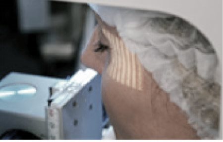 Rosto de mulher é examinado