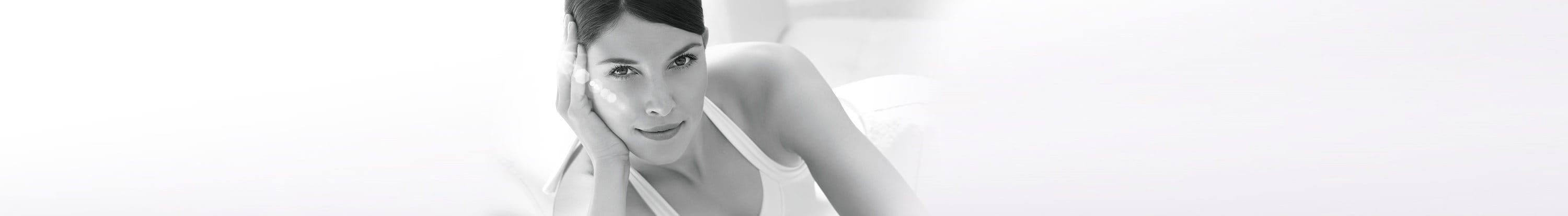Mulher com o símbolo de proteção solar do Eucerin no ombro