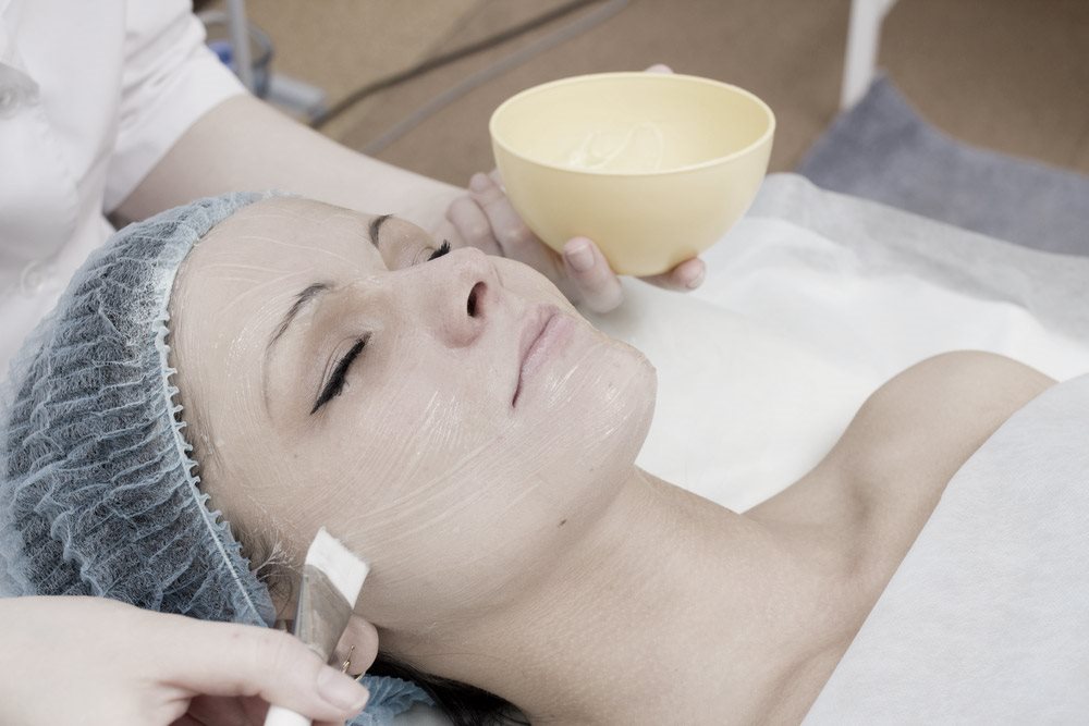 Mulher recebendo um peeling químico.