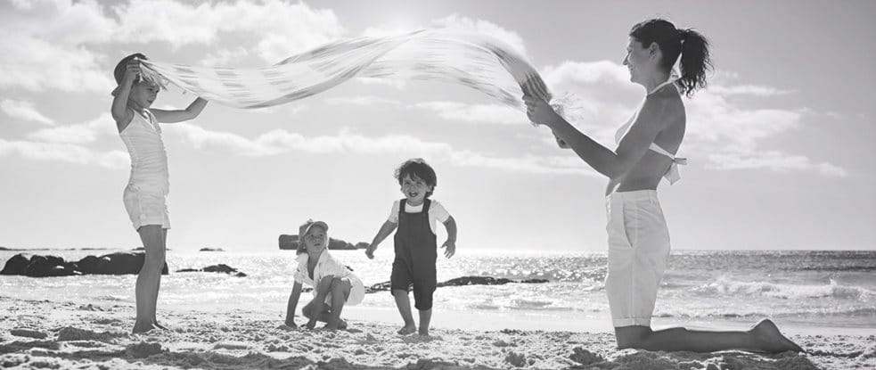 Crianças brincando na areia