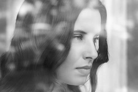 Mulher olhando pela janela.