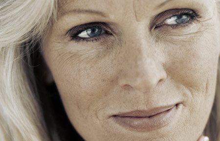 Mulher idosa com pele branca e manchas de idade