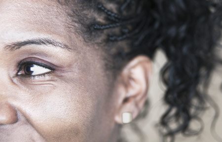 Face de mulher com pele escura.