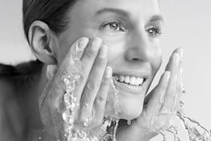 Mulher lavando o rosto