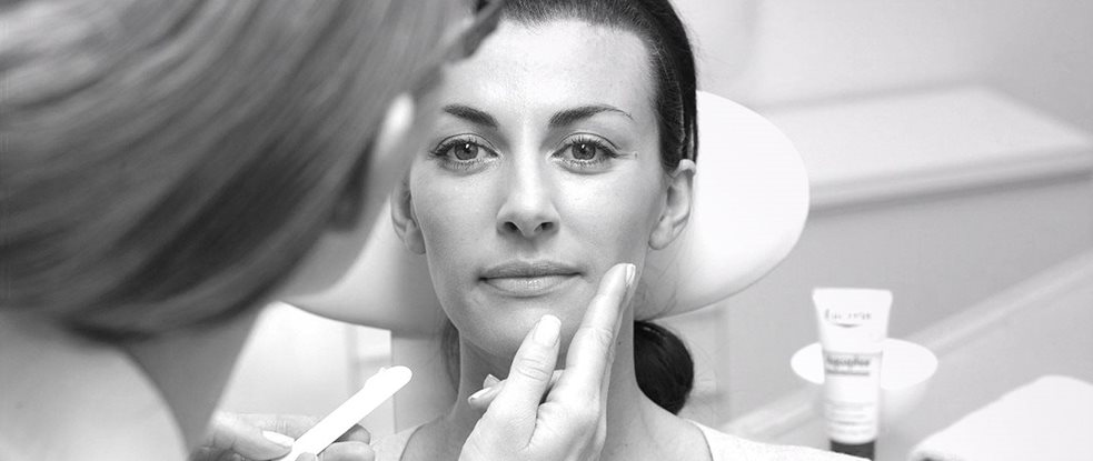 Rosto de mulher recebendo tratamento com produto Eucerin