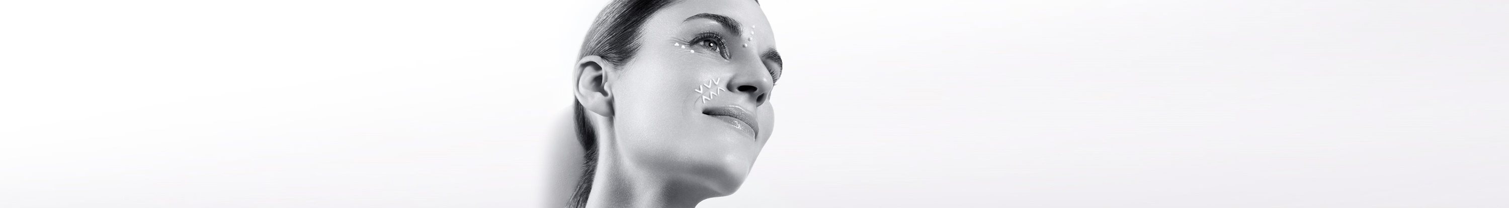 Mulher usando creme antirrugas