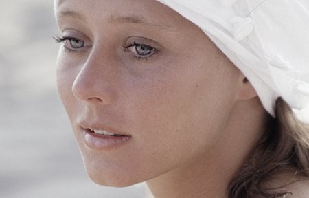 Mulher com faixa branca na cabeça.