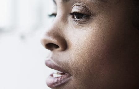 Rosto de mulher com pele escura