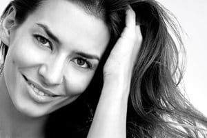 Rosto de mulher de meia-idade com cabelo escuro comprido