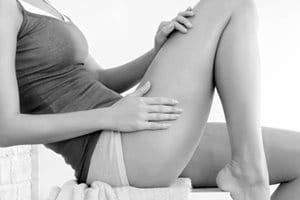 Mulher aplicando produto Eucerin na mão