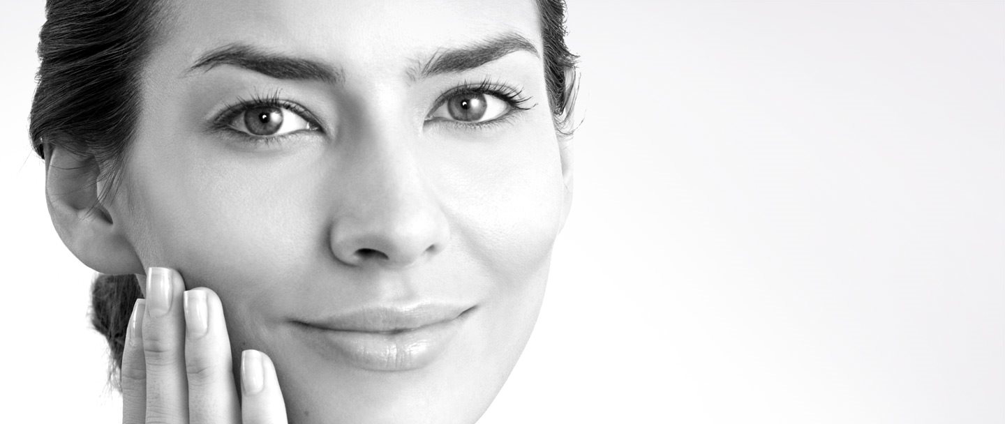 Mulher tocando o rosto