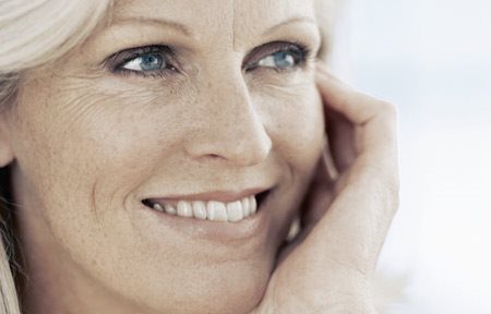 Mulher de meia-idade sorrindo. 