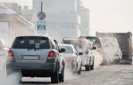 Carros no trânsito. 