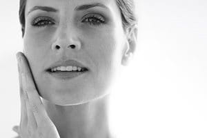 Mulher tocando o rosto