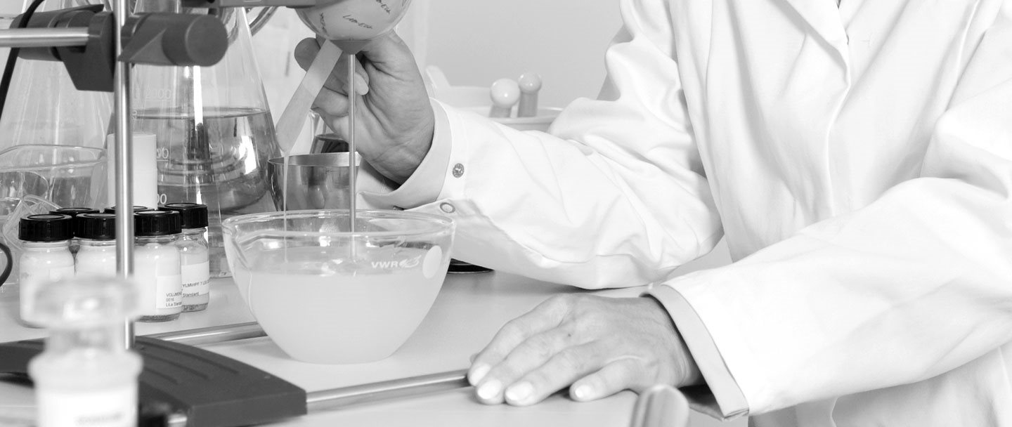 Cienstista mulher no laboratório